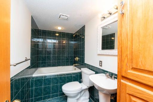 Jacuzzi hot tub in Full LL bathroom.