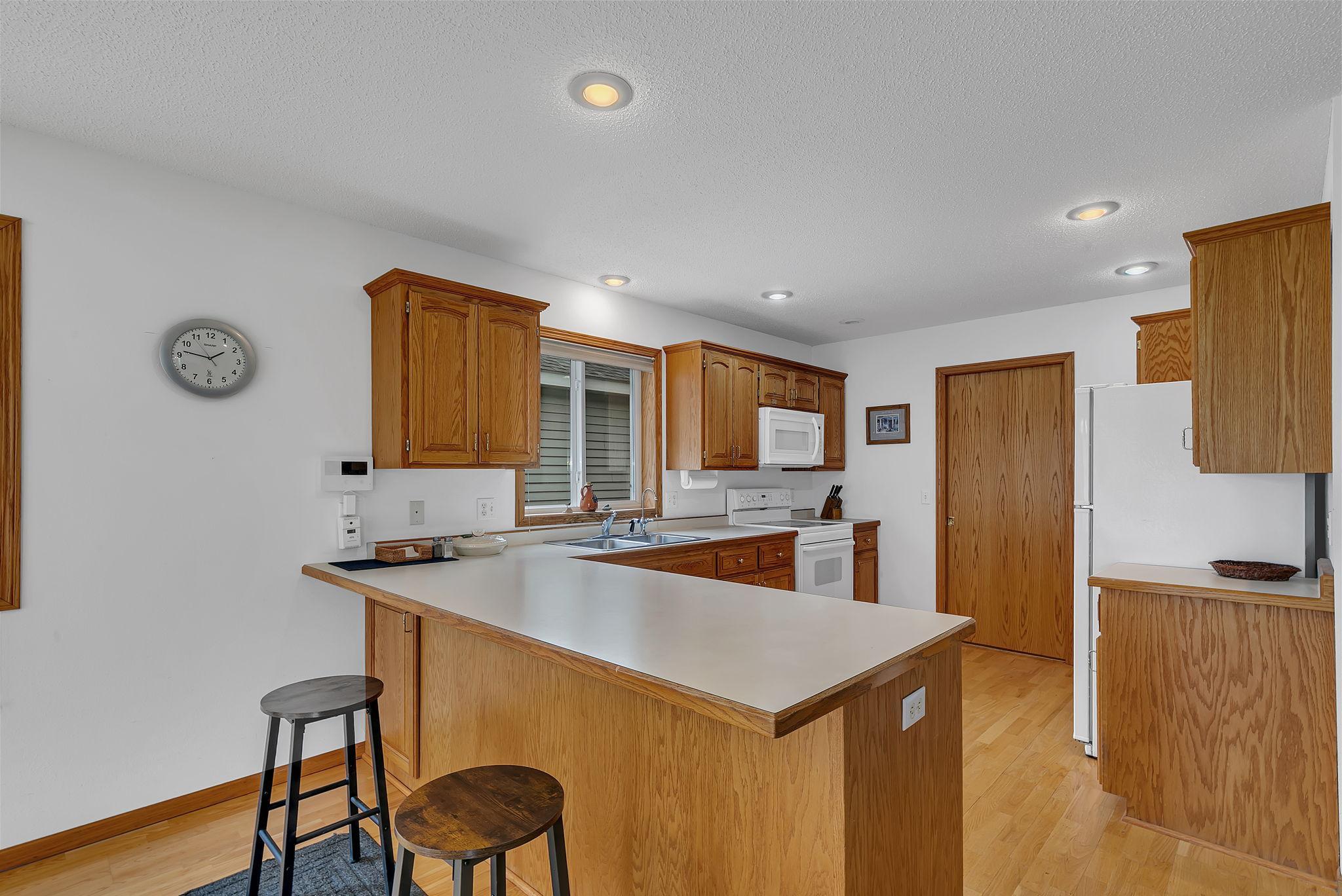 Kitchen with breakfast bar