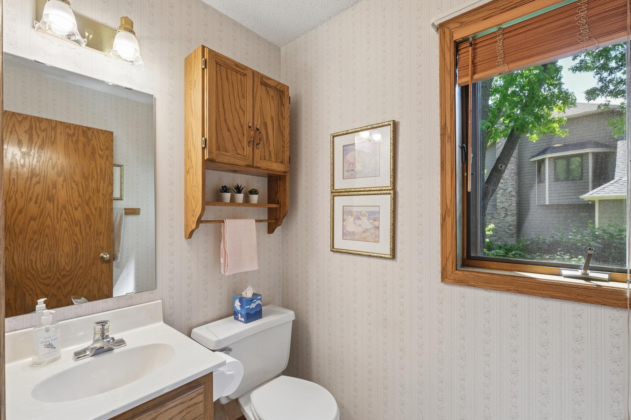 Main floor 1/2 bath