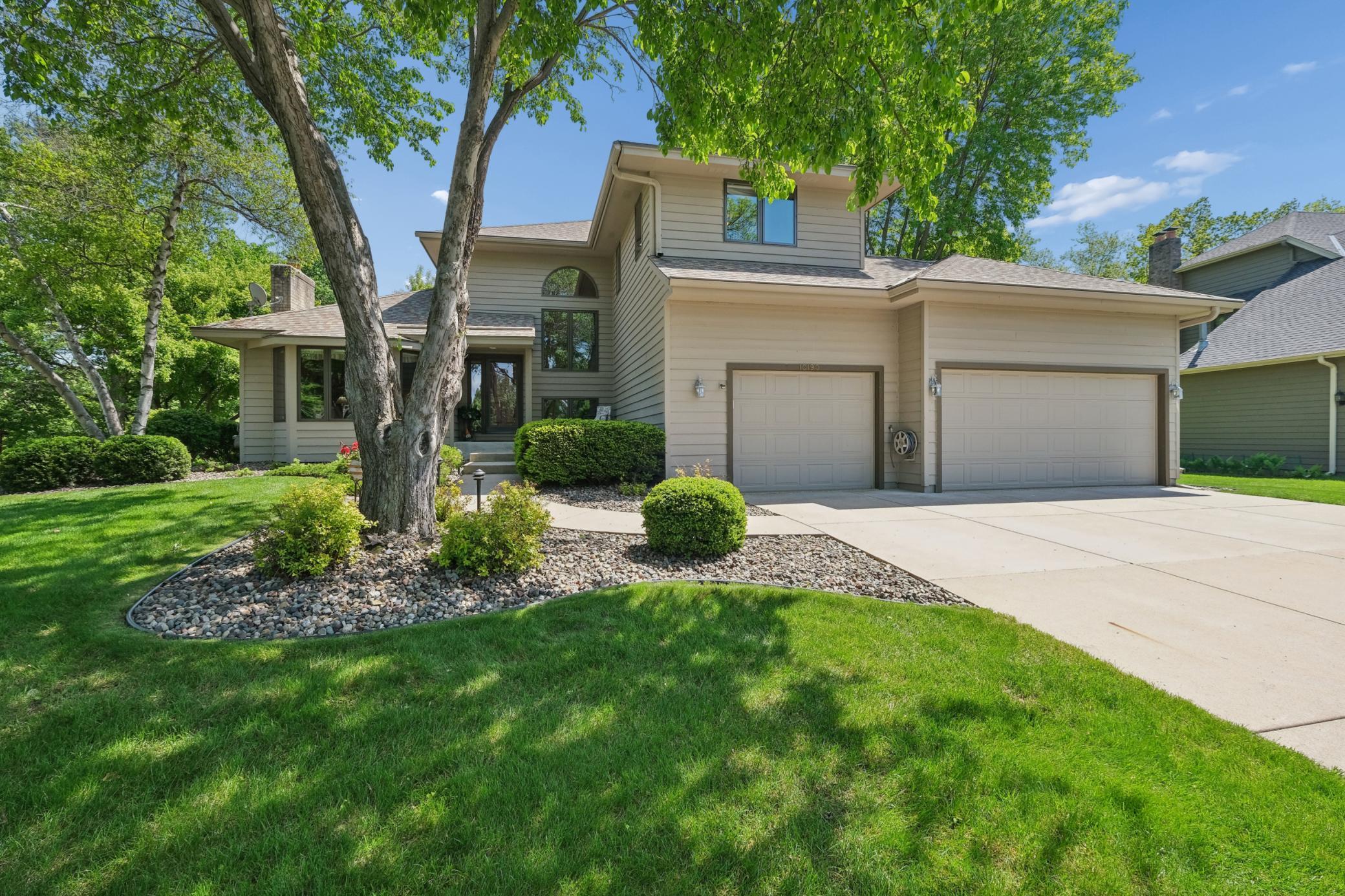 Immaculate home nestled within Lynwood North Community