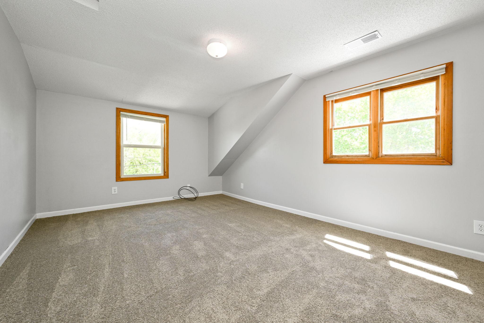 20-web-or-mls-740 Main St W 020Full.jpg