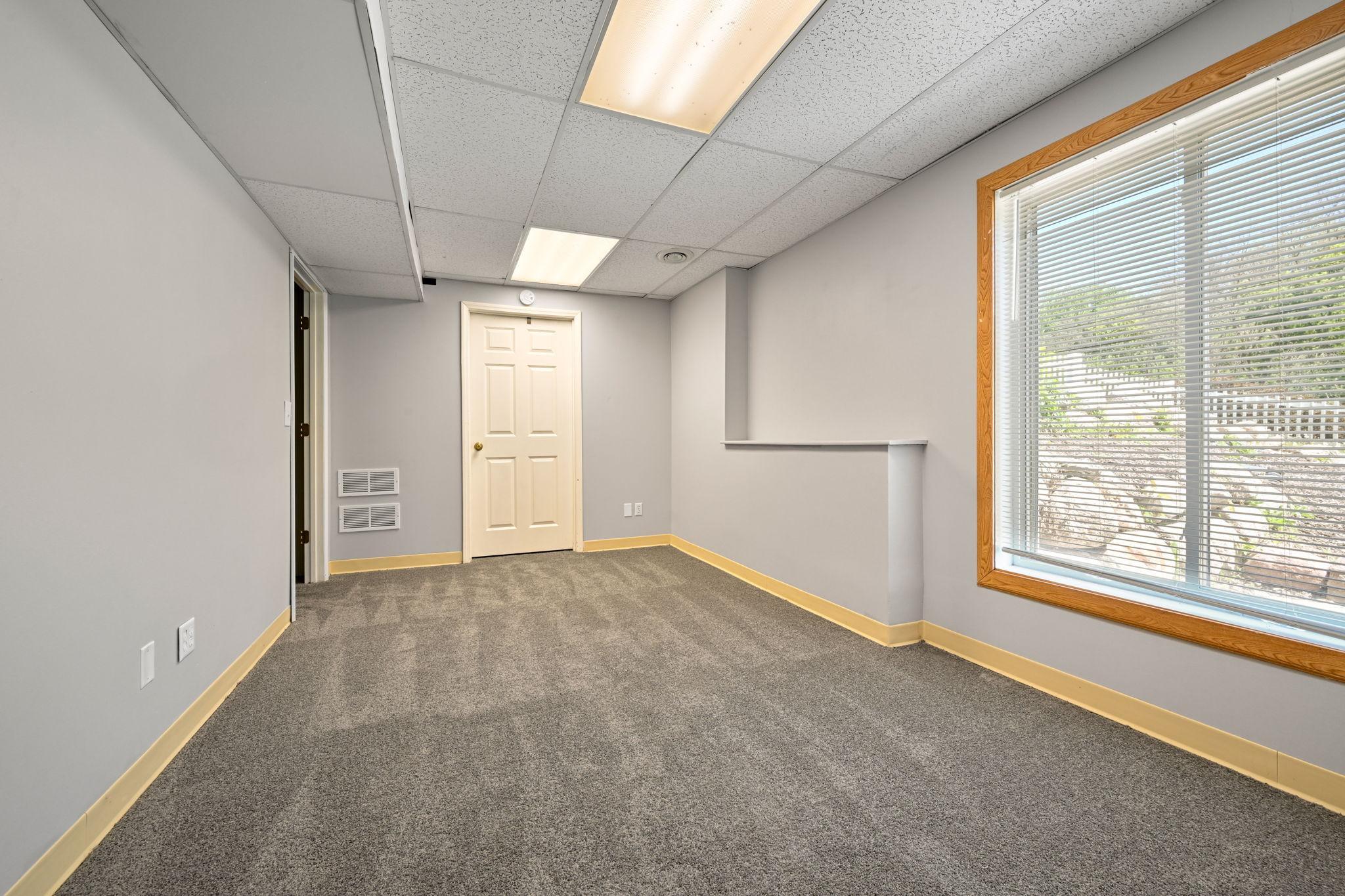17-web-or-mls-740 Main St W 017Full.jpg
