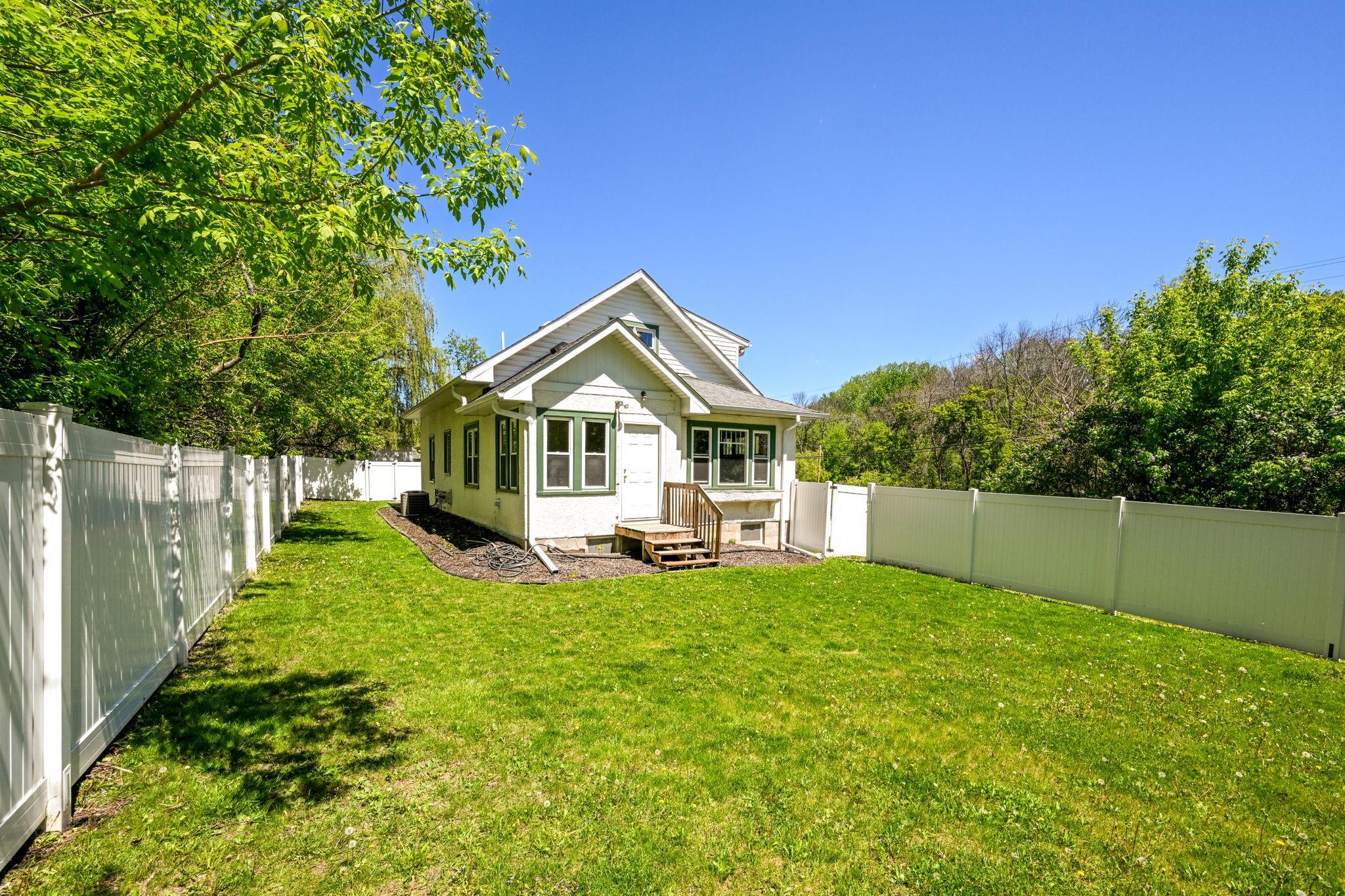 24-web-or-mls-740 Main St W 024Full.jpg