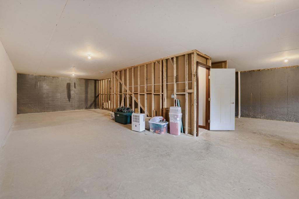 8051 Winfield Rd - MLS Sized - 024 - 24 Garage.jpg