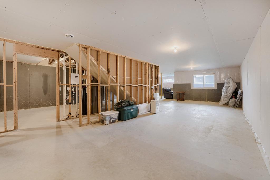 8051 Winfield Rd - MLS Sized - 025 - 25 Garage.jpg