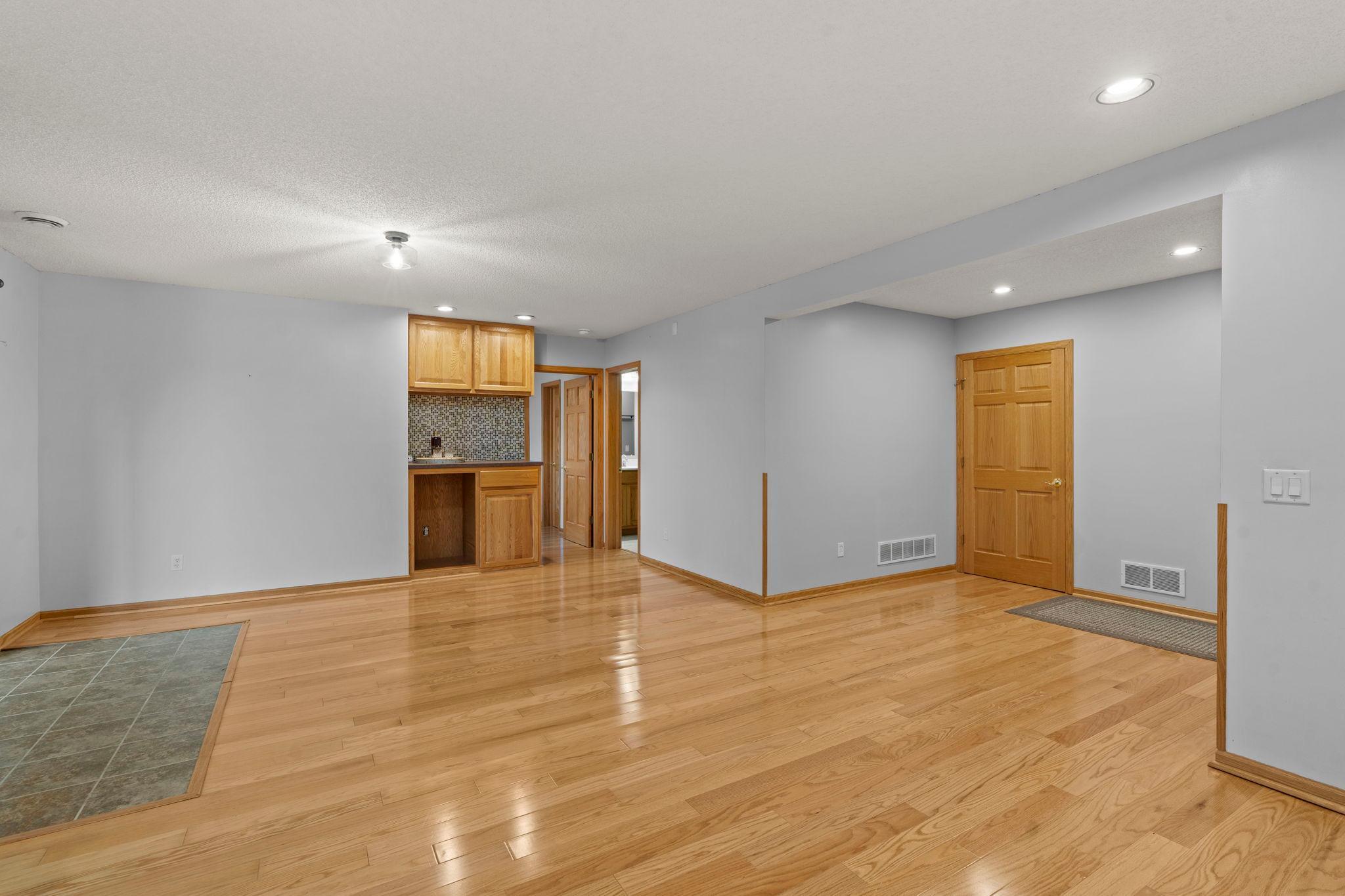 54-web-or-mls-14259 Geneva Ave N-135.jpg