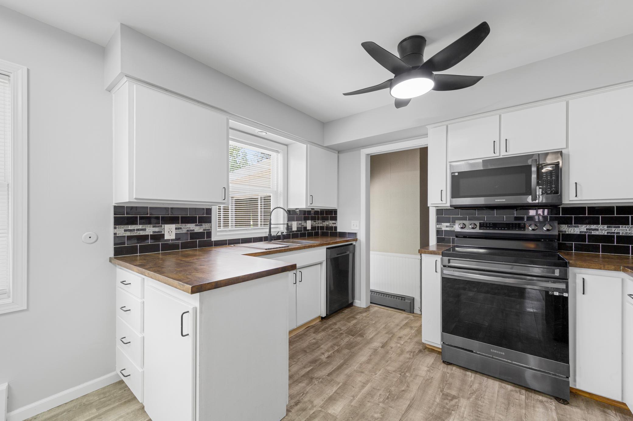 14 kitchen.jpg