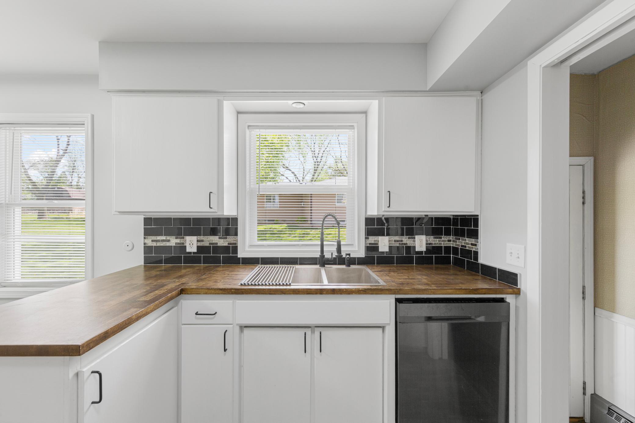 15 kitchen.jpg