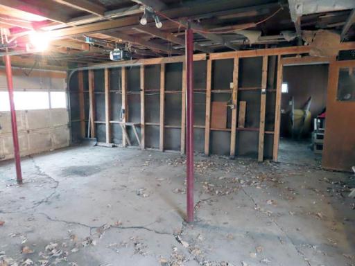 14091 180th - garage interior.jpg