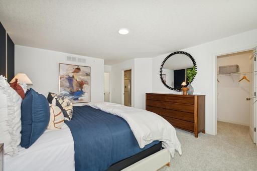 4018 Hayward Avenue N, Oakdale, MN 55128