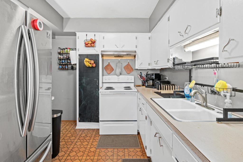Abundant cabinetry and great flow in this kitchen - makes dining and meal prep a snap!