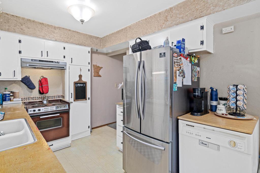Functional kitchen with abundant cabinetry and adjoining dinette space designed easy living. Well maintained unit with great options for entertaining and every day living.