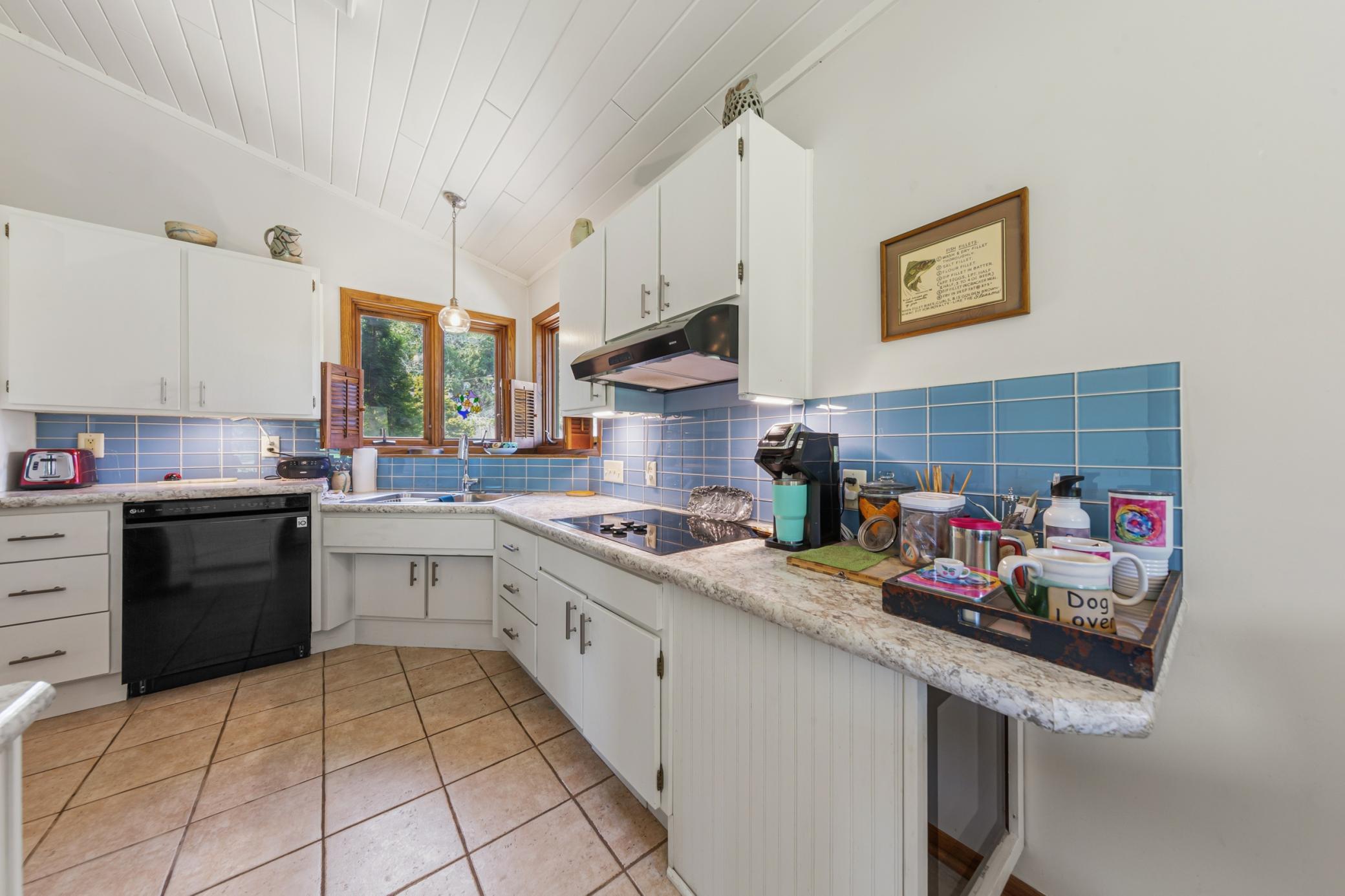 27 kitchen.jpg