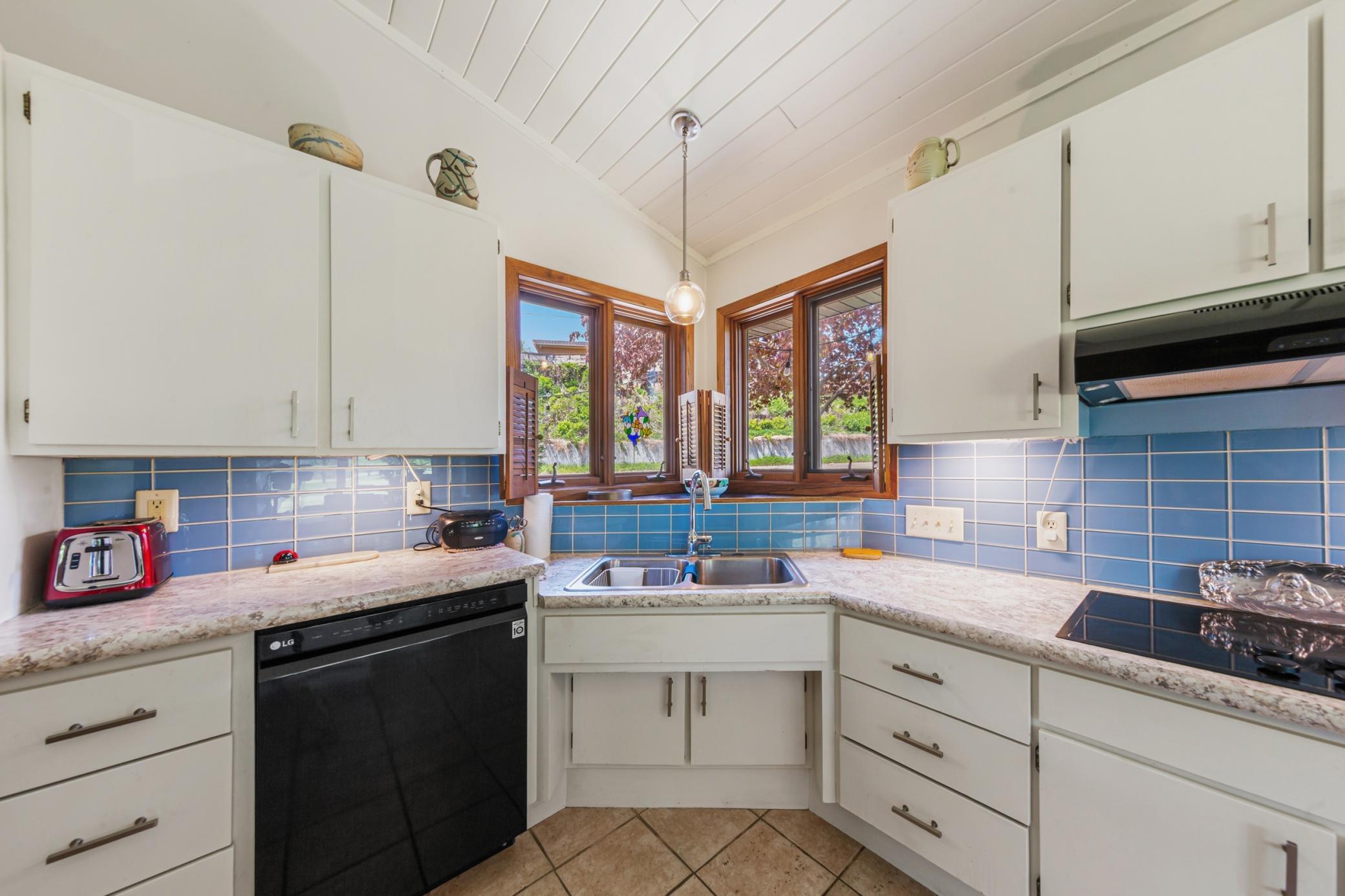 31 kitchen.jpg