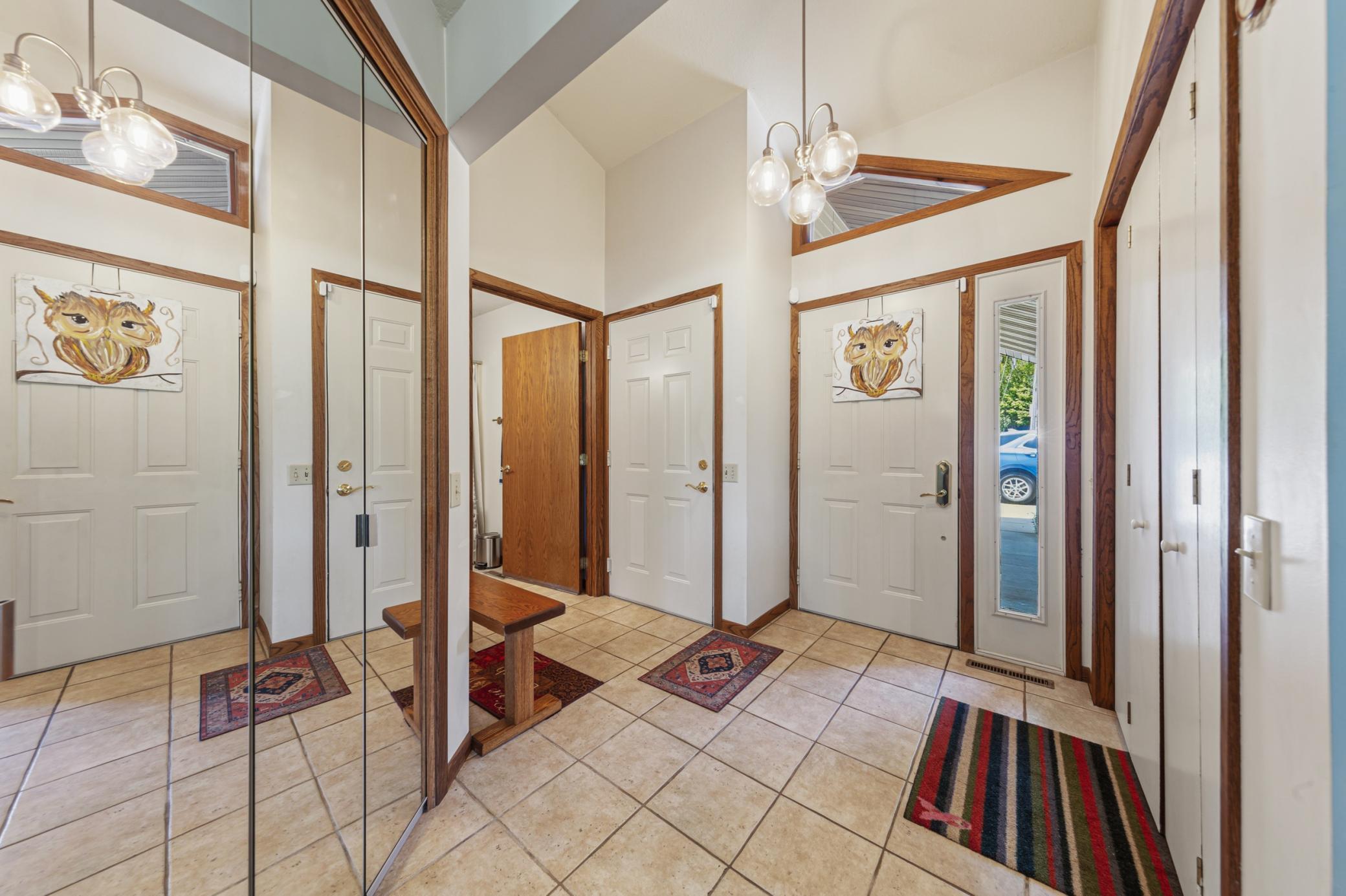 16 entry_foyer.jpg