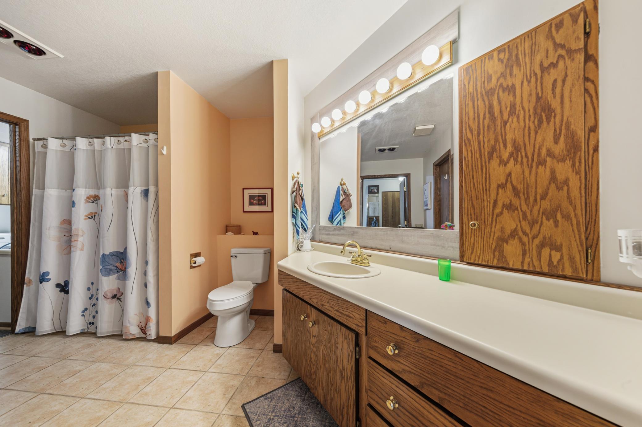 37 main bathroom.jpg