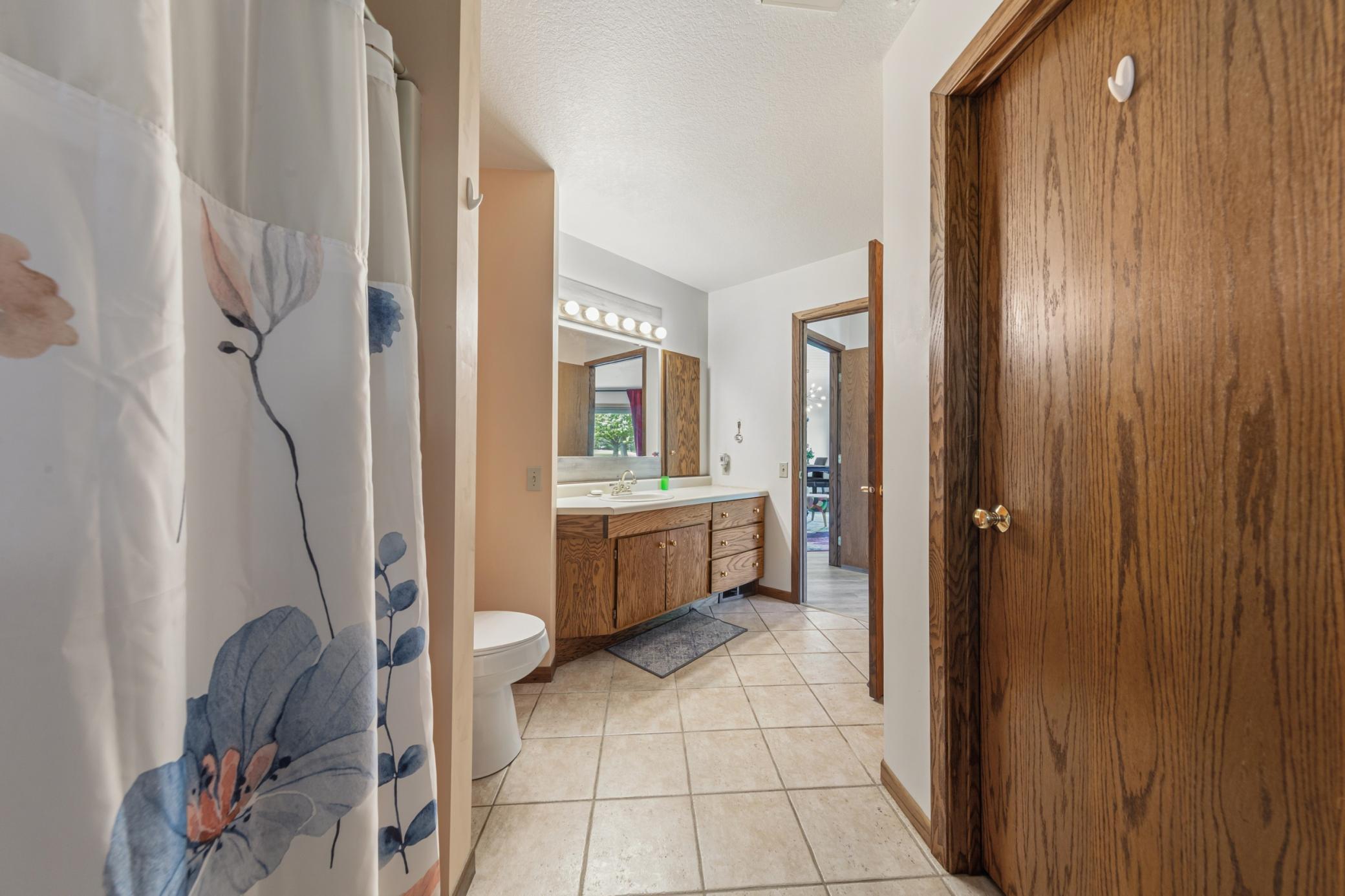 38 main bathroom.jpg