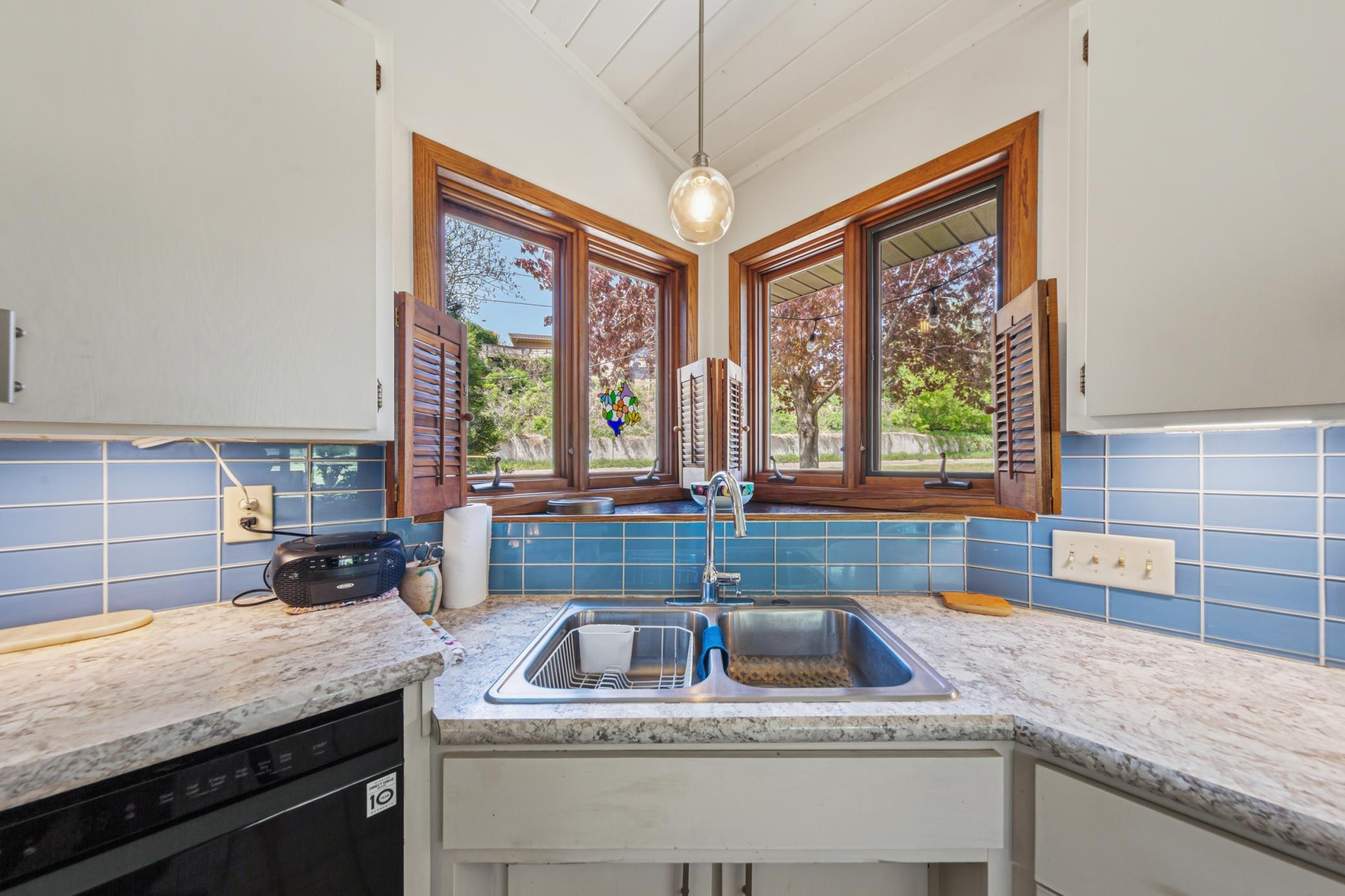 32 kitchen.jpg