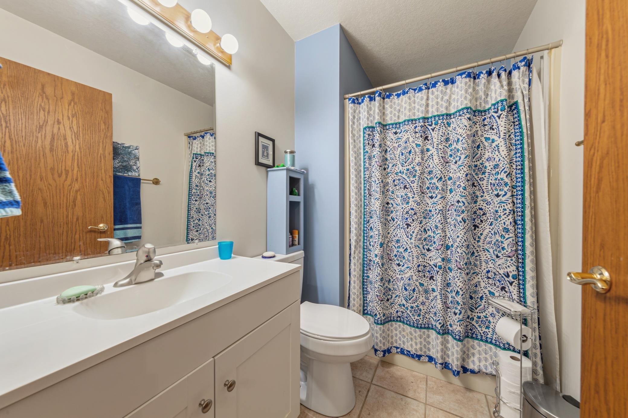 18 bathroom.jpg
