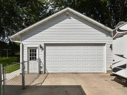 4 car double deep garage with high ceiling for a car lifteoption