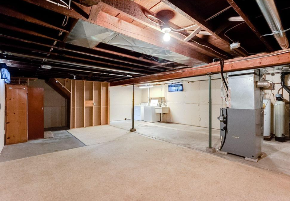 Big open basement with room to expand