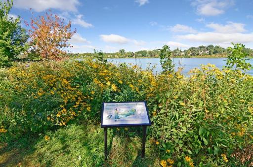 Como Lake is a serene and scenic destination nestled within Como Regional Park in Saint Paul, Minnesota. Whether you're looking to enjoy a leisurely walk along the shoreline, go birdwatching, fish, paddle, or take in the beauty of the park, Como Lake