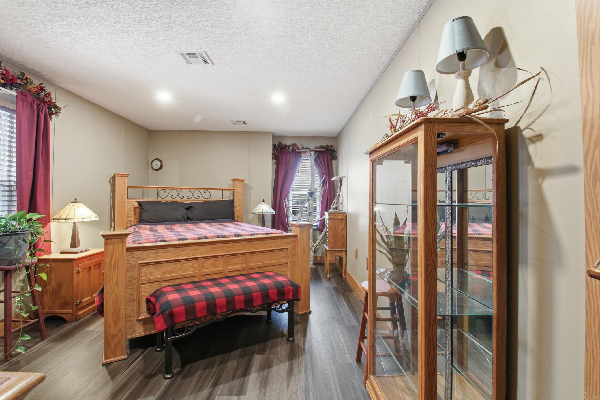 Bright and inviting bedroom with space for a full furniture layout and a relaxing atmosphere.