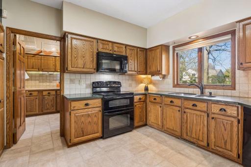 3915 Urbandale Lane N, Plymouth, MN 55446