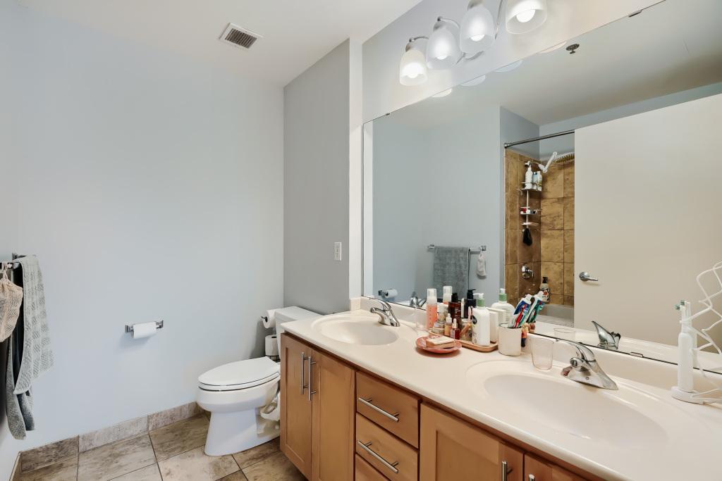 929 portland Ave - MLS Sized - 011 - 11 Primary Bathroom.jpg