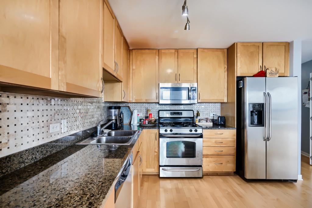 929 portland Ave - MLS Sized - 004 - 04 Kitchen.jpg