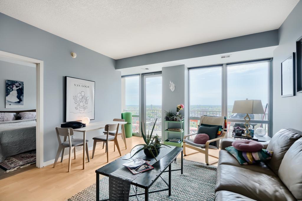 929 portland Ave - MLS Sized - 003 - 03 Living Room.jpg