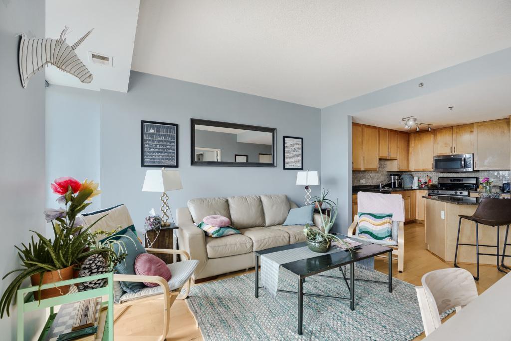 929 portland Ave - MLS Sized - 002 - 02 Living Room.jpg