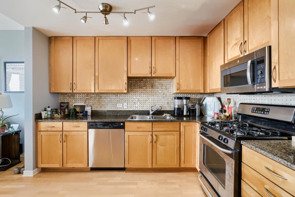 929 portland Ave - MLS Sized - 005 - 05 Kitchen.jpg
