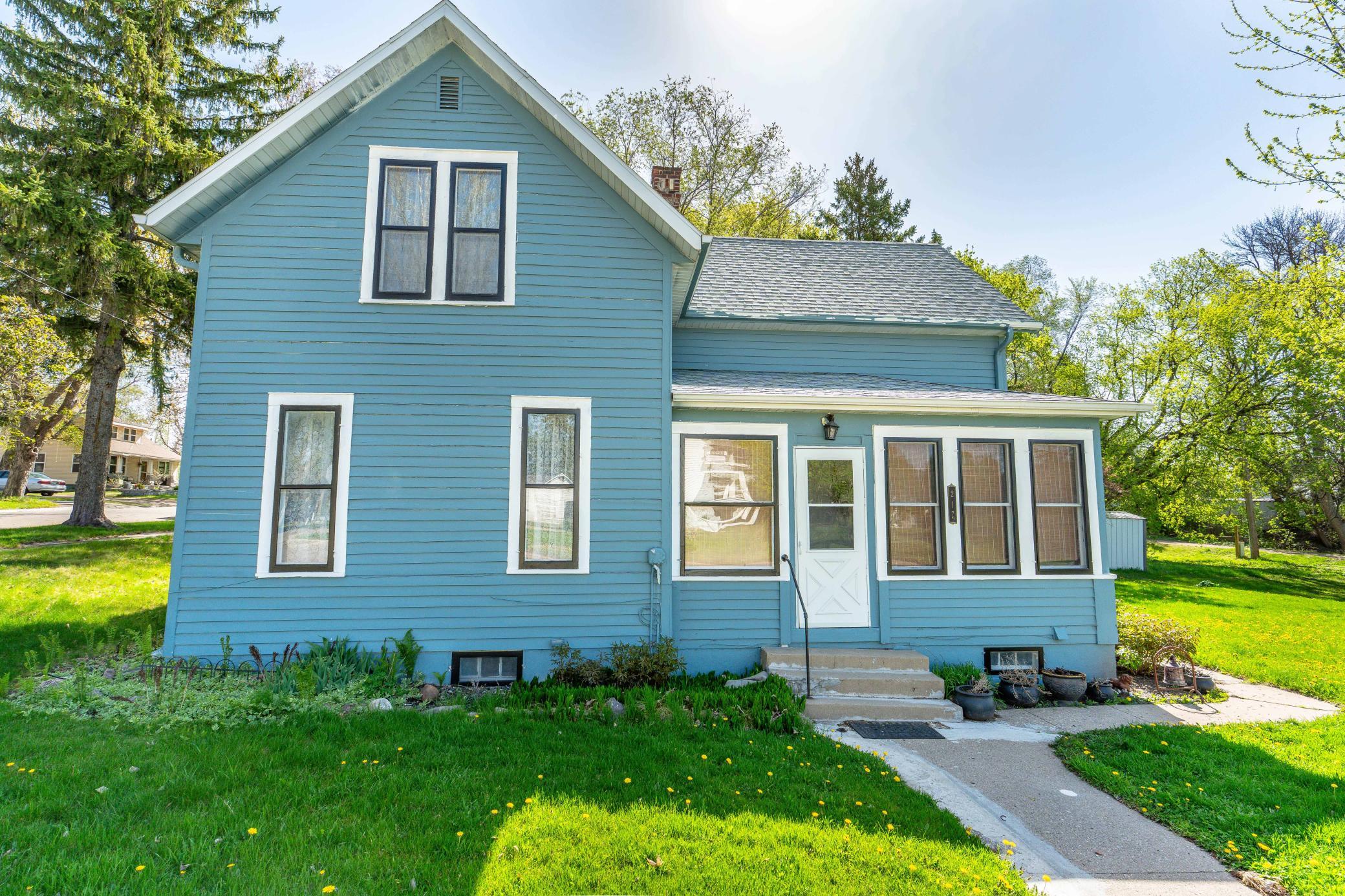 217 1st St NW