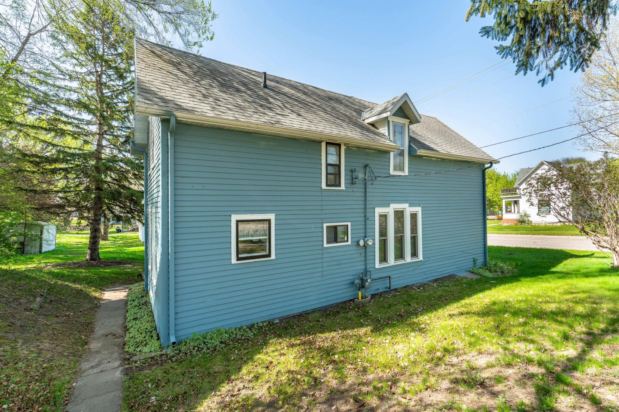 217 1st St NW