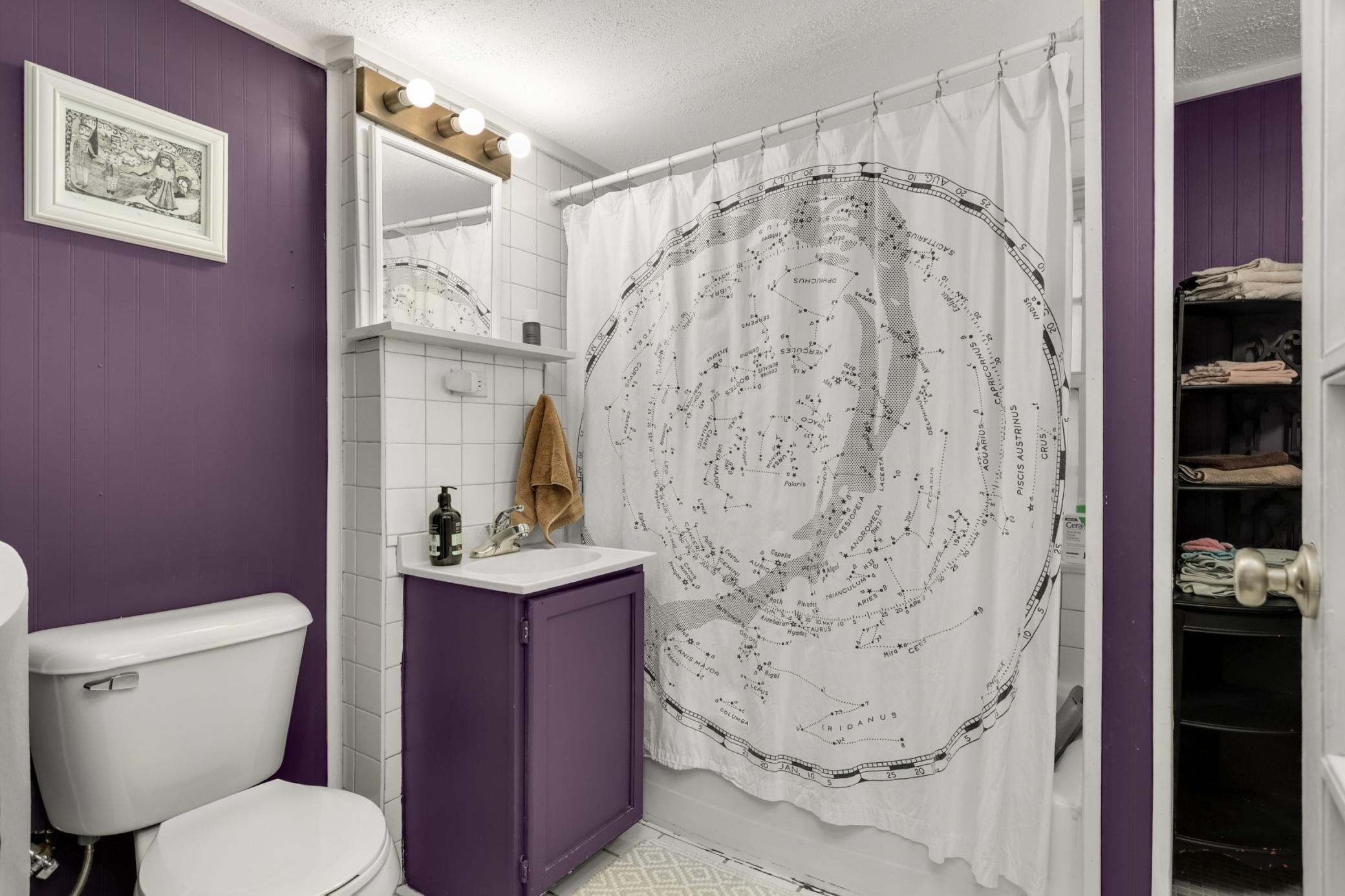 Second-floor bathroom featuring a functional layout and clean finishes, designed to comfortably serve the two upper-level bedrooms.