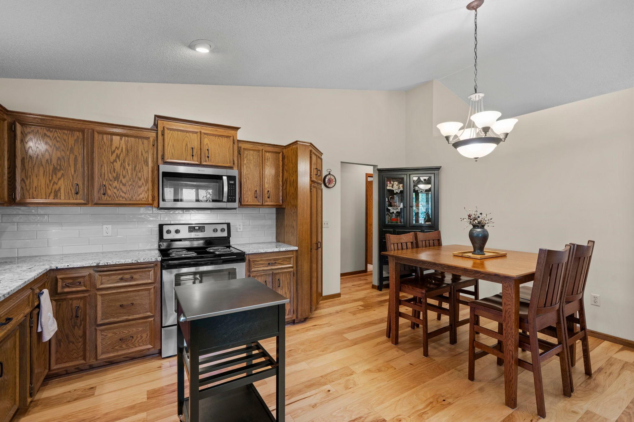 24-web-or-mls-1286 Limestone Dr-176.jpg