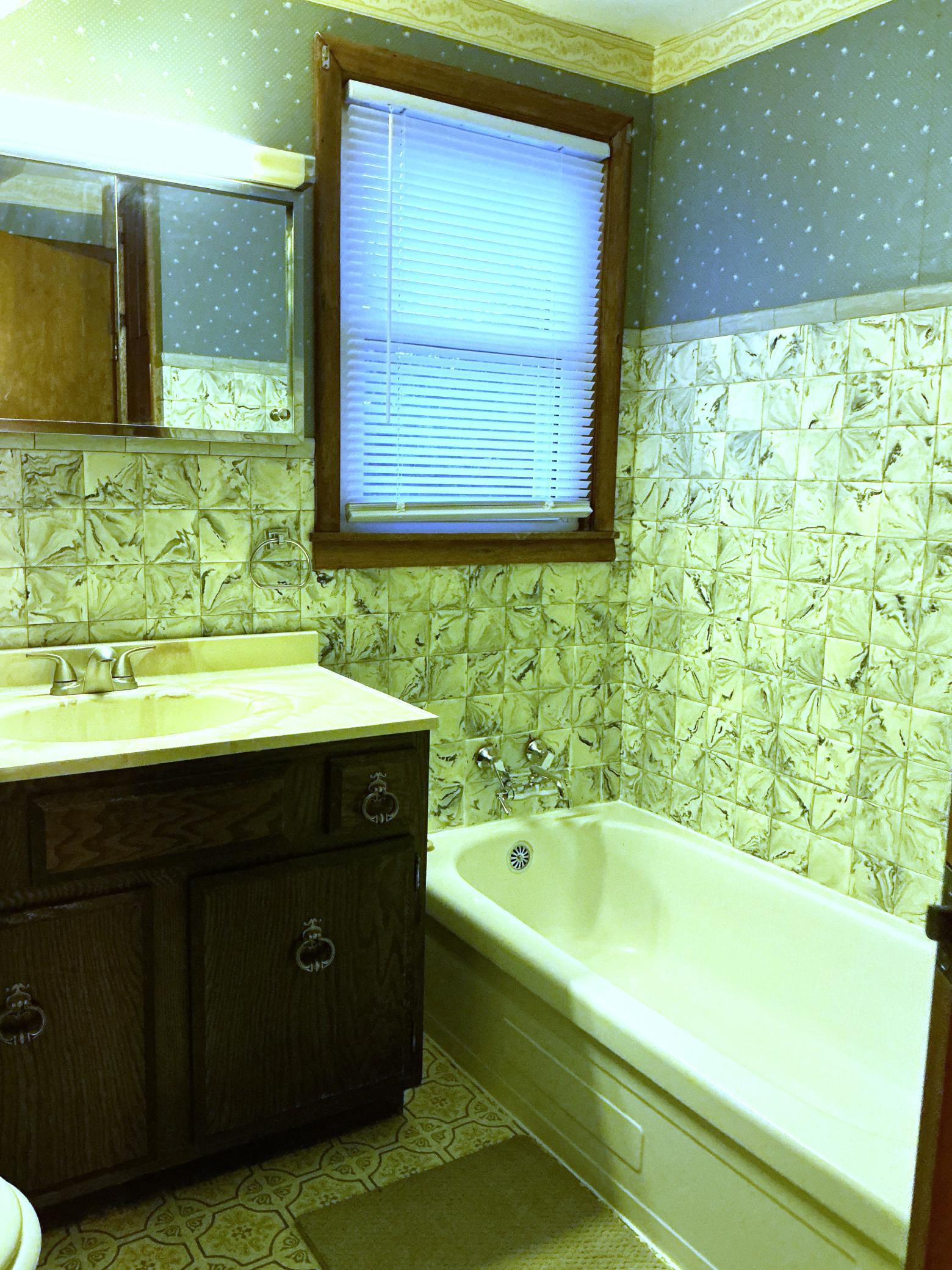Upper bath with tub- has lots of charm
