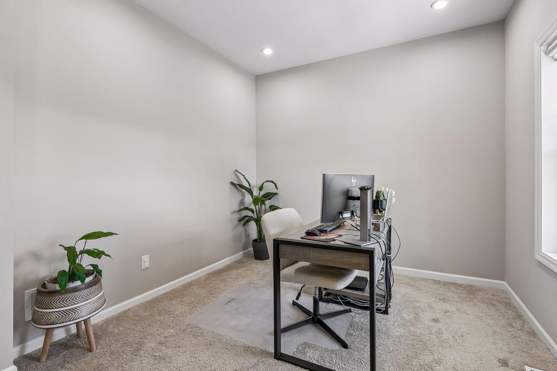 Main level flex space / office