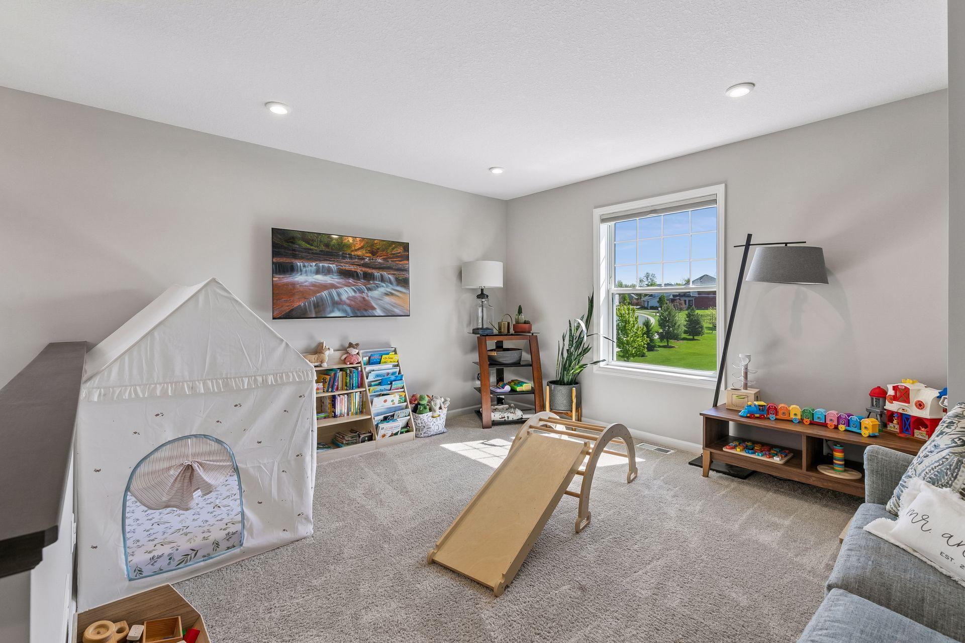 Upper level loft (could easily be converted to 4th bedroom)