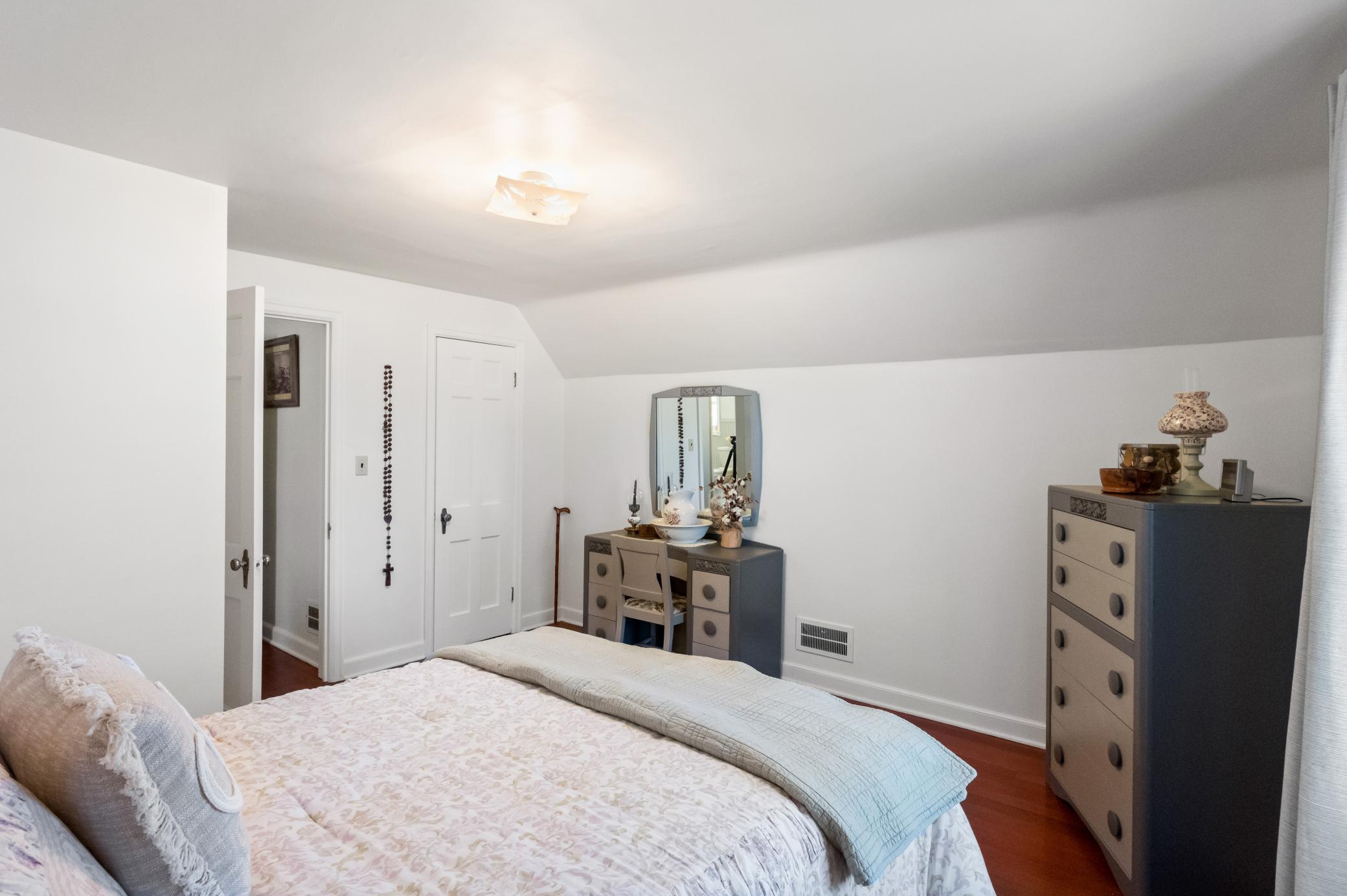 20 Upper Level Bed2.jpg