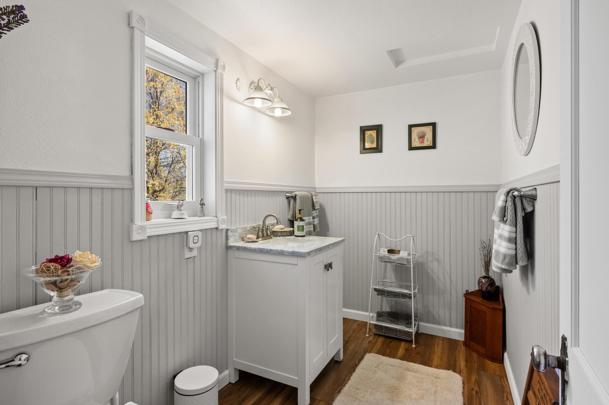 21 Upper Level Bath.jpg