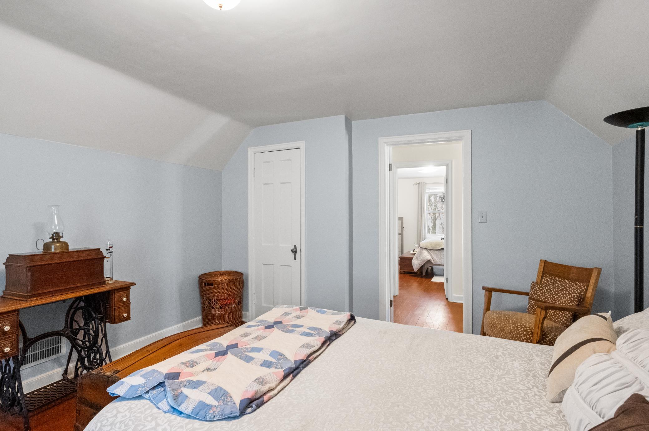 18 Upper Level Bed1.jpg