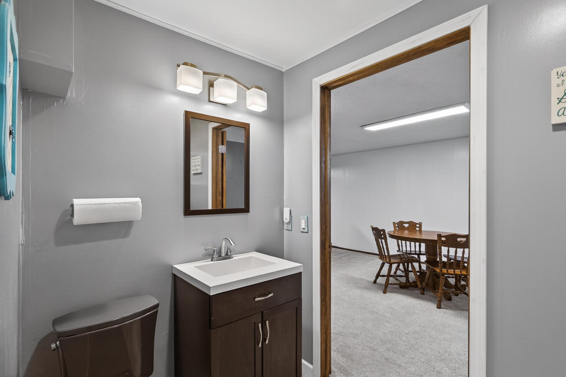 Lower level 1/2 bathroom