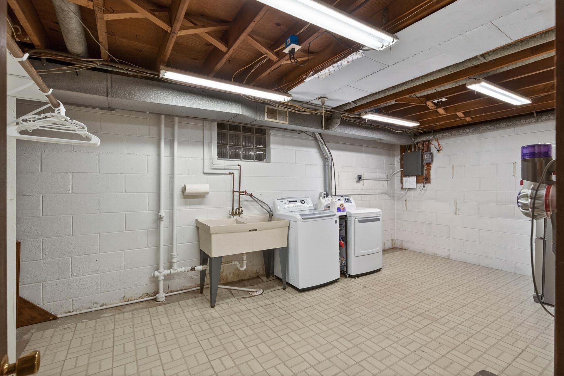 Laundry & storage room