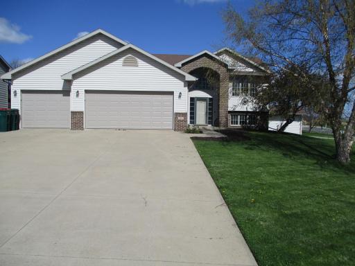 125 Sandstone Drive NW, Eyota, MN 55934
