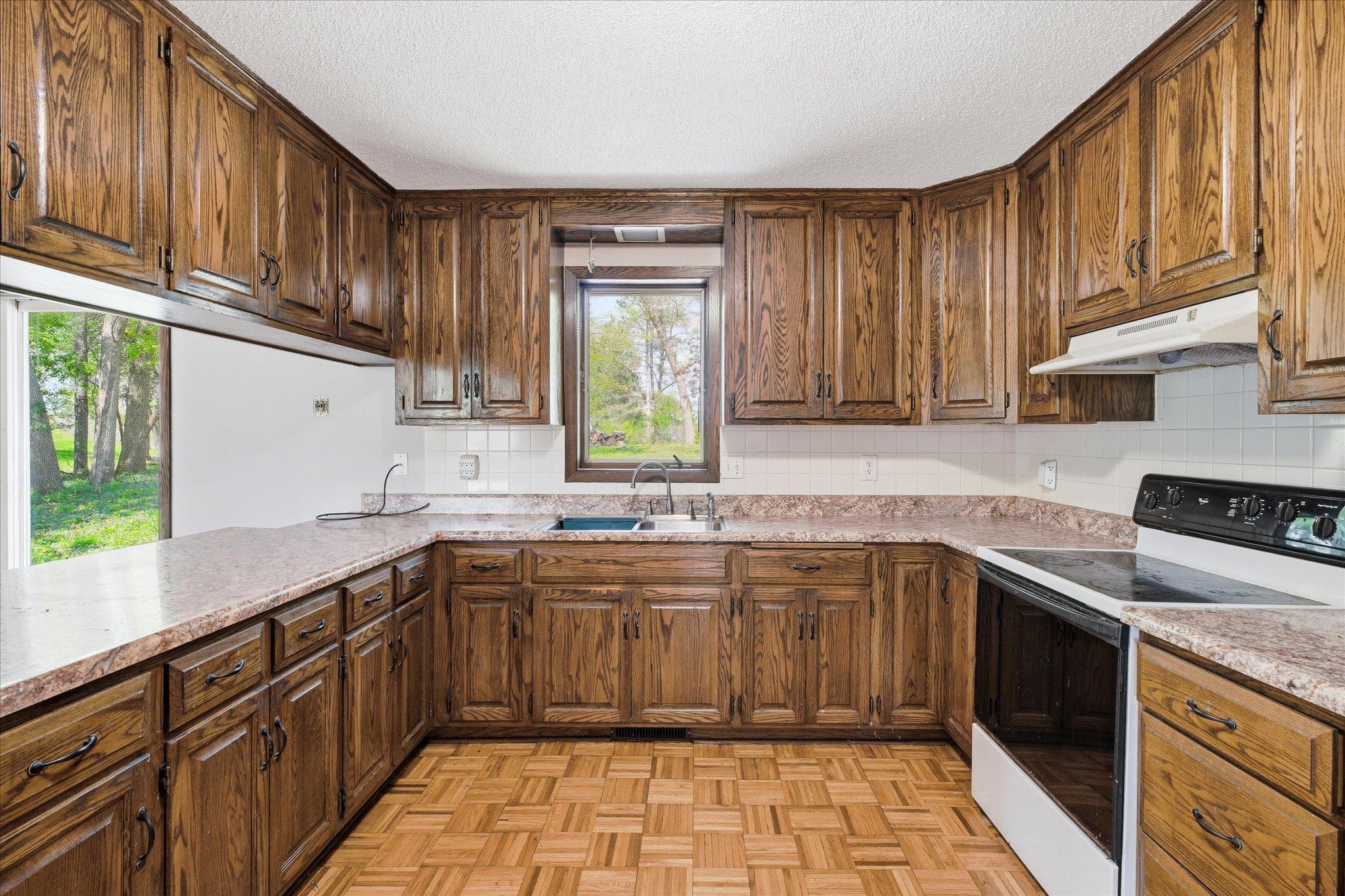 Look at all this cabinetry in the kitchen!!