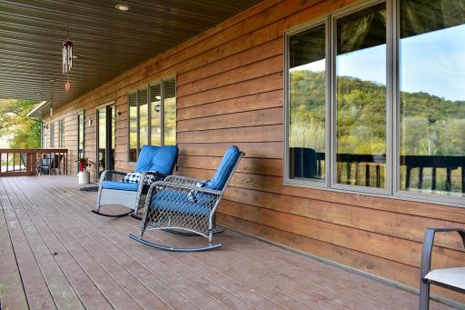 A great place to relax! Wonderful, seasonal views!