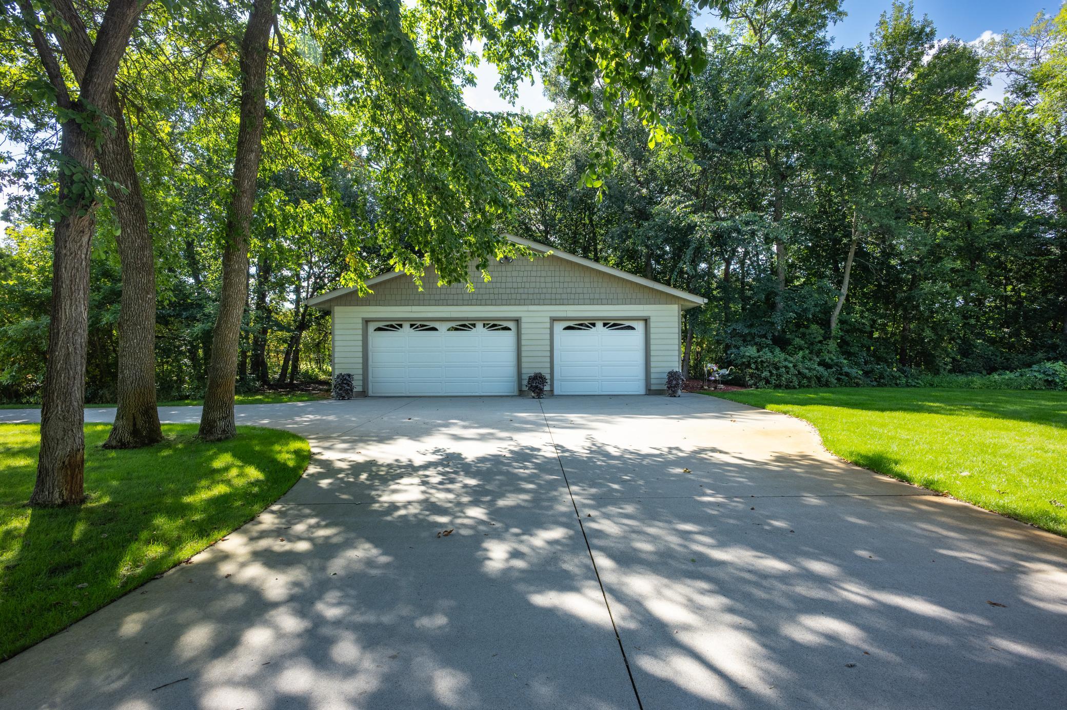 Extra 28 x 36 garage!