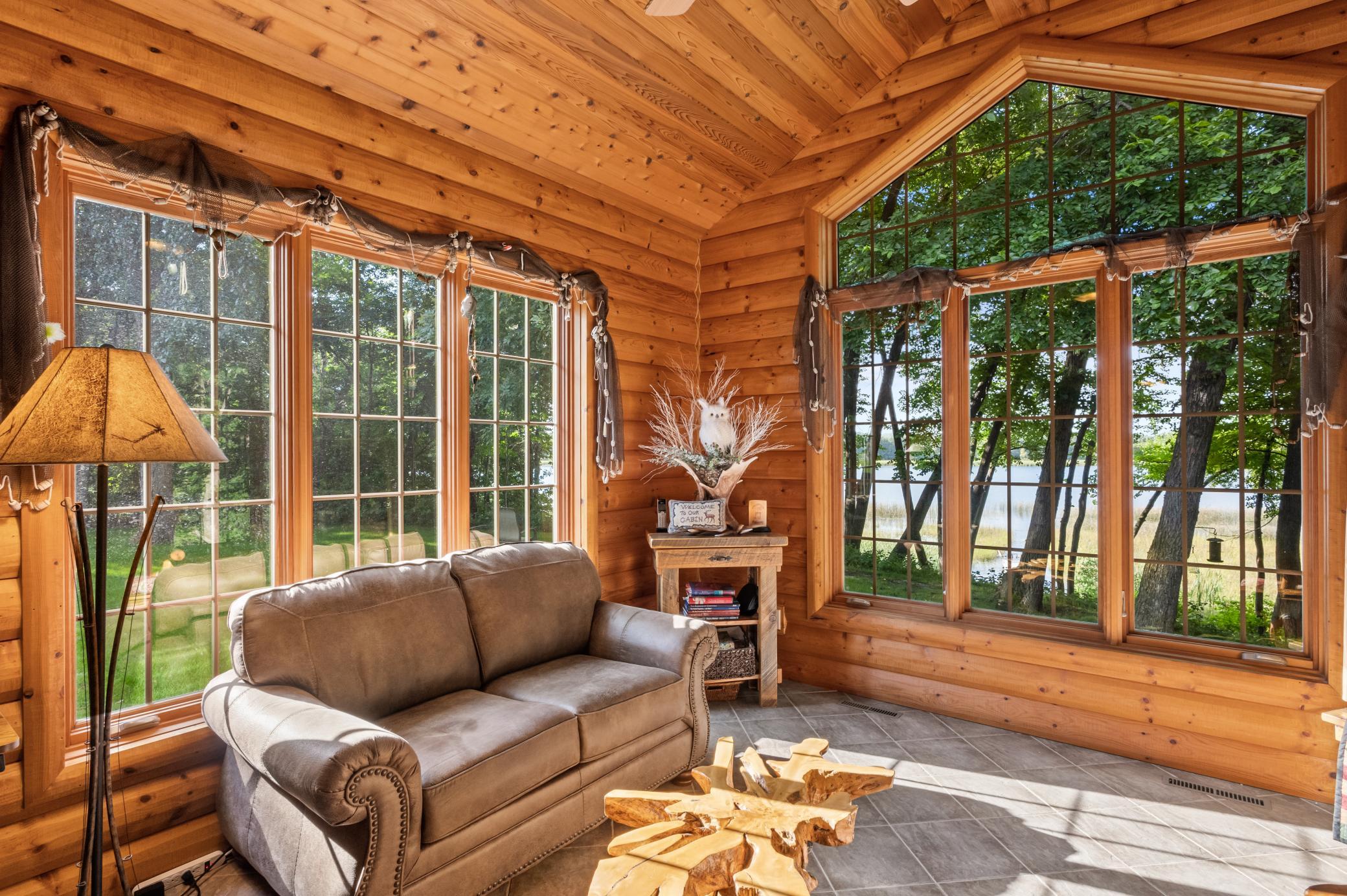 Rustic log 4 season porch/Den